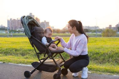 Bebek arabasında bebeğe annem bakıyor.
