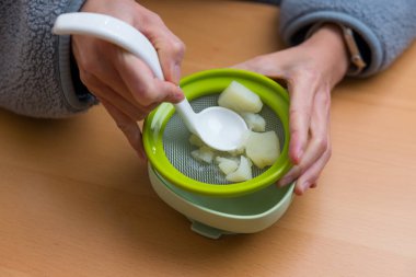 Taze patates püresi hazırlanıyor Mutfak Öğütücüsü Kullanılıyor