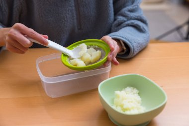 Elle öğütücüyle Kremalı Patates Püresi Hazırlanıyor