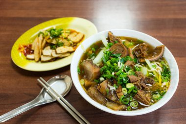 Geleneksel Tayvan et çorbası ve garnitür.