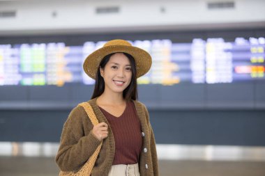 Havaalanı terminalinde bekleyen bir kadın yolcu.