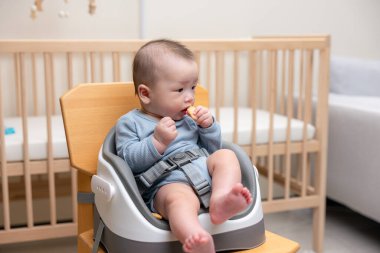 Bebeğim evdeki pirinç krakerinin tadını çıkar.