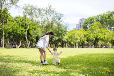 Anne oğlunun elini tut ve yürü.