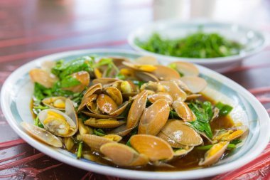 Deniz ürünleri lokantasında kızardı.