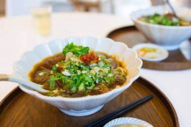 Tayvan usulü erişte çorbası.