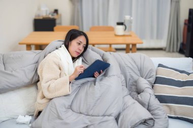 Hasta Kadın Evde Tablet Kullanmaktan Yorgun