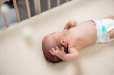 Yatakta yeni doğmuş bir bebek