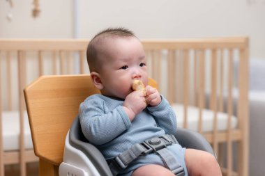 Bebeğim evdeki pirinç krakerinin tadını çıkar.