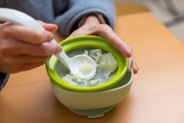 Öğütücüyle Pürüzsüz Patates Ezmesi Yapan Kadın