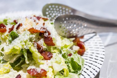 Taze malzemeli sağlıklı ev yapımı sezar salatası.