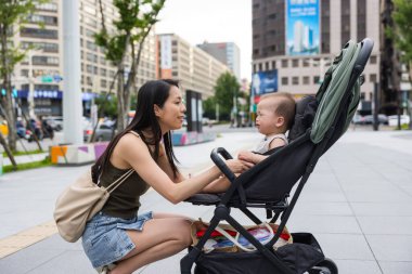 Anne bebek arabasında bebekle konuş.
