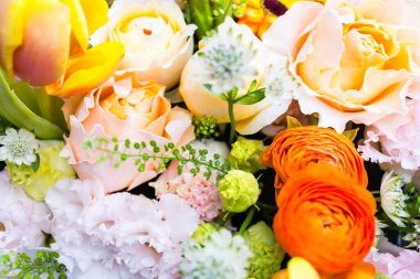 Turuncu Gül ve Şakayıklı Kore Tarzı Çiçek Kutusu