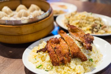 Tayvan mutfağı buharda pişmiş çörek ve domuz pirinci.