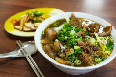 Tayvan sığır etli şehriye çorbasını yakından izleyin.