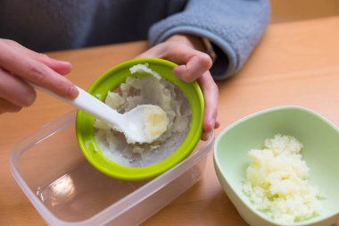 Mutfak Öğütücüsünü kullanarak lezzetli patates püresi yapmak