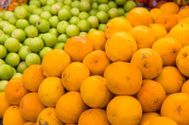 Turuncu ve yeşil elma pazarda satılıyor.