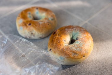 Yerde küflü simit var.