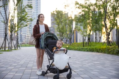 Annem oğluyla pusete biniyor.