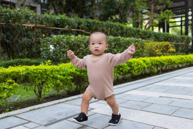 Bebeğim şehirde yalnız yürümeye çalışıyor.