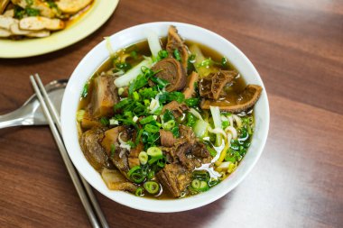 Tayvan usulü erişteli erişte çorbası.