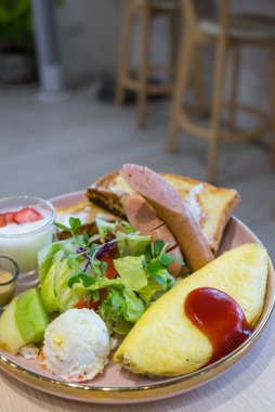 Bütün gün kahvaltıda salata tostu ve omlet.