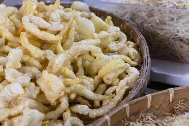 Geleneksel kurutulmuş deniz ürünleri markette satılıyor.