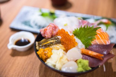 Geleneksel Japon çiğ balığı pirinçle servis edilir