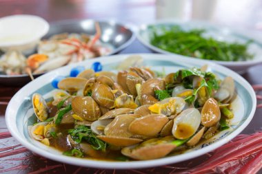 Deniz ürünleri lokantasında kızardı.