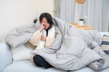 Hasta Kadın Kalın Sıcak Battaniye Altında Dinleniyor