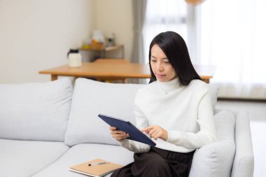 Evde çalışan dijital tablet bilgisayar kullanan kadın