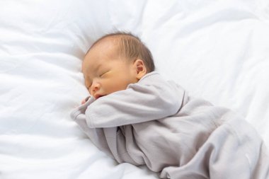 Bebek yatakta sessizce dinleniyor.