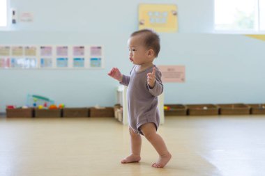 Küçük erkek çocuk oyun alanında pratik yapıyor.