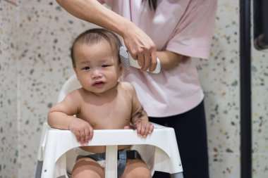 Saçını ilk kesen küçük oğlan.