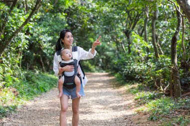 Anne, git bebeğiyle yürüyüşe çık, sapanla taşı.