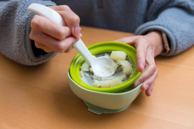 El yapımı püre tarifi için Patates Basıyor