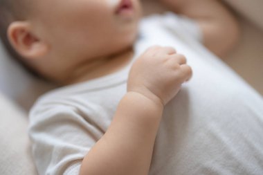 Küçük bebek elinin dinlenme yerini kapat