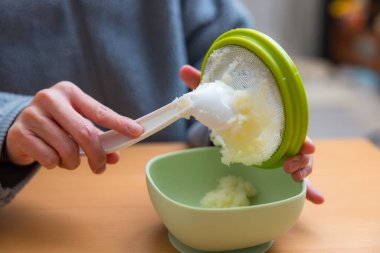 Yemek Pişirme Patates Püresi Öğütücü Kullanıyor