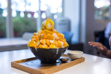 Lezzetli Tayvan mangolu buzlu tatlı kasede servis edilir.