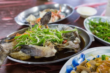 Deniz ürünleri restoranlarında balık buğulama 