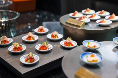 Geleneksel Japon aperatifleri olan açık büfe masası.