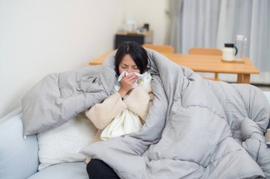 Evde Hasta ve Dinlenen Kadın