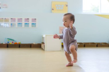 Bebeğim yürümeye çalış ve iç mekanları keşfetmeye çalış.