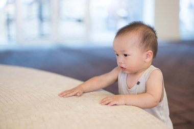 Küçük bebek akşamları şehir sokaklarını keşfediyor.