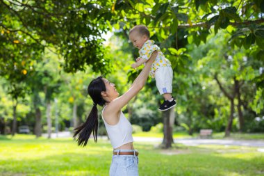 Mutlu anne oğluyla uçuyor.