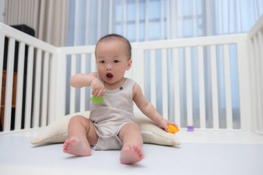 Bebek evde oyun oynuyor.
