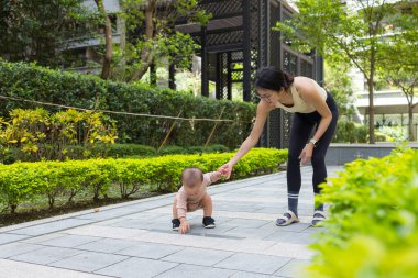 Anne bebeğini dışarı çıkar.