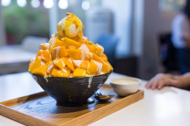 Tayvan mangolu buzlu tatlısına yakın çekim.