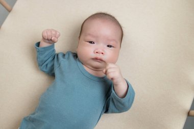 Yeni doğan bebek yatakta yatarken