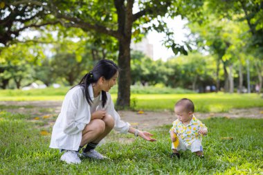 Mutlu anne ve bebek dışarıda vakit geçiriyor.