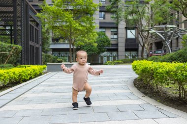 Küçük oğlum, dışarıda tek başına yürümeye çalış.